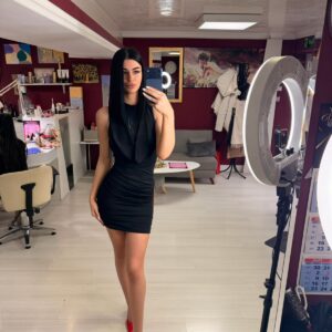 Рокля НИЯ с ефектно дантелено деколте